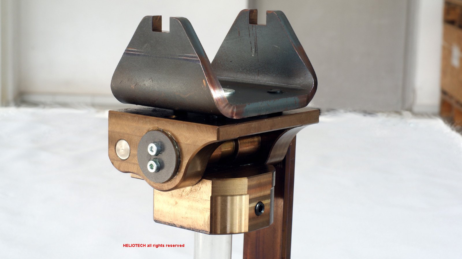Der Halter für die unteren Rollen der Rollenstreckmaschine mit sichtbarem Detail des Mechanismus zum schnellen Absenken der Rolle